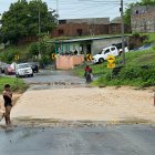 Río Pacoche desbordado afecta la circulación en Santa Marianita.
