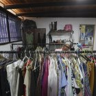 Una maestra mira ropa dentro de una tienda de segunda mano administrada por la Federación Venezolana de Maestros (FVM) en Caracas, el 17 de febrero de 2025.