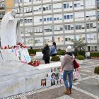 Fieles rezan delante del Policlínico Gemelli de Roma.