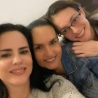Paola Vintimilla le dice adiós a su amiga.