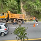 La volqueta se impactó a un costado de la vía.