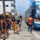 En Salinas, los visitantes en busca de buses que lo trasladen hacia la terminal terrestre para viajar a sus ciudades de origen.