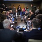 El presidente ucraniano, Volodímir Zelenski (d) mantiene una reunión con periodistas ucranianos y británicos.