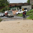 Situación. El aumento del caudal dejó las vías enlodadas.