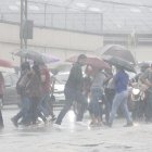Este 5 de marzo Guayaquil amaneció con lluvia. Los ciudadanos intentan llegar a sus destinos bajo paraguas y entre calles colapsadas e inundadas.