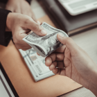 El décimo cuarto sueldo fue diseñado para ayudar a cubrir los gastos del inicio de clases.