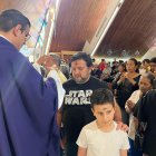 Muchos fieles aprovecharon el horario de almuerzo para acercarse a la iglesia.