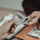 El cálculo del décimo cuarto sueldo varía según la región, con fechas distintas para cada una.