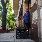 Una persona instala un generador eléctrico en su negocio durante el apagón este miércoles, en Buenos Aires (Argentina).