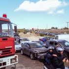 A inicio de este mes, residentes y visitantes de Santorini, Grecia, están formando filas con sus coches hacia el puerto de Athinios, debido al aumento de la actividad sísmica.