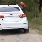 Desde la ventana de un vehículo blanco una mujer pedía auxilio.