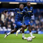 Moisés Caicedo fue convocado por Chelsea para los octavos de Conference League 2024-25.