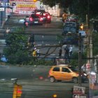El árbol impide el tránsito de vehículos por una calle de Urdesa, la noche de este miércoles 5 de marzo.