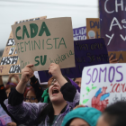 Mujeres se movilizan en Quito para demandar la igualdad de género y el respeto a sus derechos.