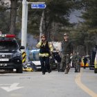 El personal de los servicios de rescate y los soldados caminan cerca del lugar del bombardeo accidental de un avión de combate, en Pocheon, el 6 de marzo de 2025.