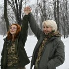 Las militares ucranianas Natalia (der.), de 53 años, y su hija Veronika (izq.), de 26, de la 100.ª brigada mecanizada, posan para una foto durante una entrevista con la AFP en un lugar no revelado de la región de Donetsk.
