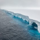 Esta imagen difundida por EYOS Expeditions el 19 de enero de 2024 muestra una vista aérea del iceberg A23a en las aguas del Océano Austral frente a la Antártida el 14 de enero.