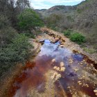 Vista general del río San Sebastián contaminado por la actividad minera en Santa Rosa de Lima, departamento de La Unión, El Salvador.