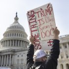 Un manifestante contra el presidente estadounidense Donald Trump y el representante de DOGE Elon Musk agita un cartel afuera del Capitolio, el 4 de marzo de 2025.