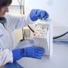 En la imagen de archivo, una asistente médico almacena muestras de esperma en el Centro de Medicina de Reproducción de Muenster, Alemania. EFE/Friso Gentsch