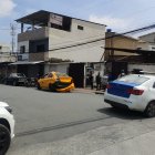 El taxi involucrado en el ataque a un vehículo blindado en el norte de Guayaquil.