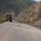 Maquinaria realiza trabajos de limpieza en la vía Cuenca-Girón-Pasaje.