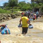 En Salanguillo se formaron cadenas humanas para pasar los alimentos debido al desbordamiento del río. Este lugar está aislado.
