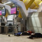 Unas quinientas personas sintecho que duermen en el aeropuerto de Madrid, el más grande de España, esperan con incertidumbre que las autoridades españolas alcancen un acuerdo para realojarles.