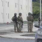 Policías y fuerzas armadas realizan allanamientos en los bloques de Socio Vivienda 4 tras la masacre.