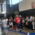 Las personas se acercan a la matriz del Registro Civil en Quito, pero sus funcionarios señalan que no hay turnos para sacar el pasaporte hasta mayo.