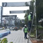 En el Bulevar de Los Shyris, trabajadores instalan 21 estructuras arquitectónicas.