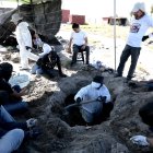 Miembros del colectivo "Guerreros Buscadores" trabajan en tres crematorios humanos encontrados mientras buscaban a sus familiares en el Rancho Izaguirre en Teuchitlán, estado de Jalisco