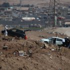 Santiago. Policías examinan un vehículo con tres personas ajusticiadas.