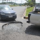 En algunos puntos de las vías internas que conectan una ciudadela con otra, los baches superan el metro de extensión.