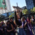Varias mujeres que participan en una manifestación por el Día Internacional de la Eliminación de la Violencia contra las Mujeres, en Ciudad de México (México).