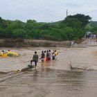 Así terminó un taxi que fue arrastrado por la corriente en la comuna Manantial de Colonche, en Santa Elena.