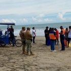 Las autoridades y personal de rescate en Playas aún buscan al joven que fue arrastrado por las olas en Playas.