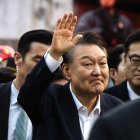 El presidente surcoreano, Yoon Suk Yeol, saluda a sus simpatizantes tras salir de prisión, este sábado 8 de marzo.