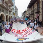 Decenas de mujeres participaron en la marcha por el Día Internacional de la Mujer que se desarrolló en Cuenca.