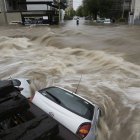 Fotografía de una calle inundada por fuertes lluvias este viernes, en Bahía Blanca (Argentina).