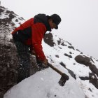Con un pico, Juan Uscha le da forma a un bloque de unas 60 libras.