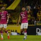 El delantero colombiano Jeison Medina (d) es la figura de los rayados.