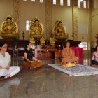Experiencia. Voluntarias meditan en un salón junto a la maestra Yendi.