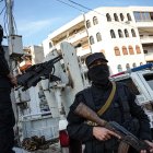 Las fuerzas de seguridad sirias vigilan un puesto de control tras los enfrentamientos entre las fuerzas gubernamentales y los partidarios del antiguo régimen, en Latakia.