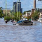 El fuerte temporal inundó con dos metros de agua a algunos barrios de Bahía Blanca, en Argentina.
