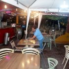 Quienes laboran en los locales de comidas lamentan las bajas ventas.