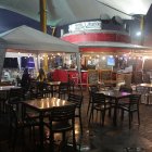 Los negocios abiertos al público en el Malecón del Salado tienen pocos visitantes, otros están completamente olvidados y cerrados.