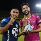 Junior Sornoza le entregó un balón simbólico a Jeison Medina.