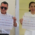 Daniel Noboa y Luisa González al instante de ejercer su derecho al voto en las elecciones en primera vuelta.