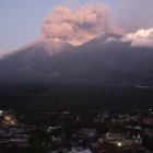 El volcán Fuego entra en erupción visto desde Alotenango, departamento de Sacatepéquez, a unos 65 kilómetros al suroeste de la Ciudad de Guatemala, el 10 de marzo de 2025.